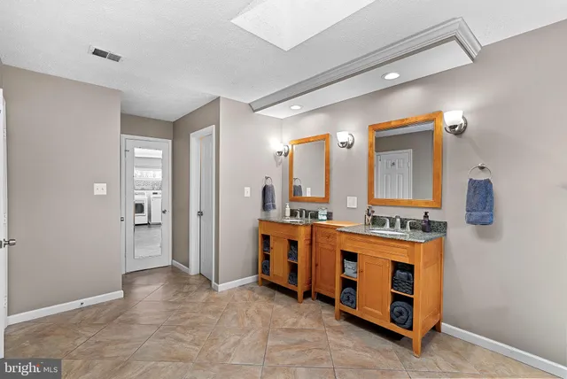 $899,000 | 21 Lipscomb Court, Sterling, VA 20165