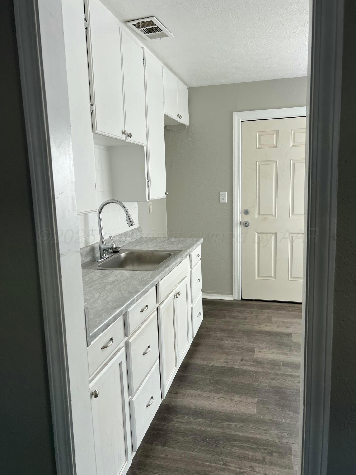 4648 Bowie Street Amarillo, TX 79110 - Photo 6 of 32 IMG_2430