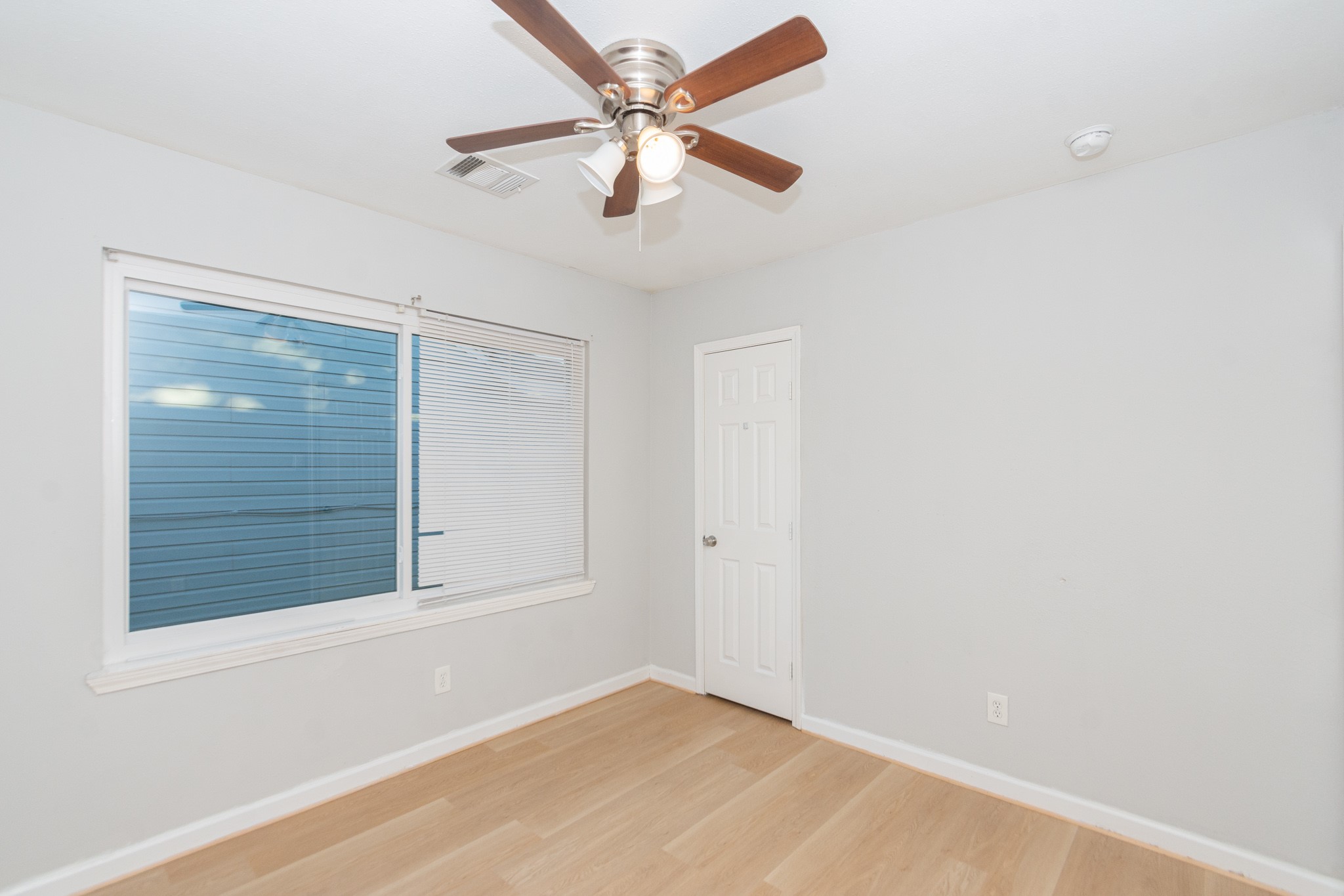 3707 Meadowlake Road Pasadena, TX 77503 - Photo 14 of 32 an empty room with windows and fan