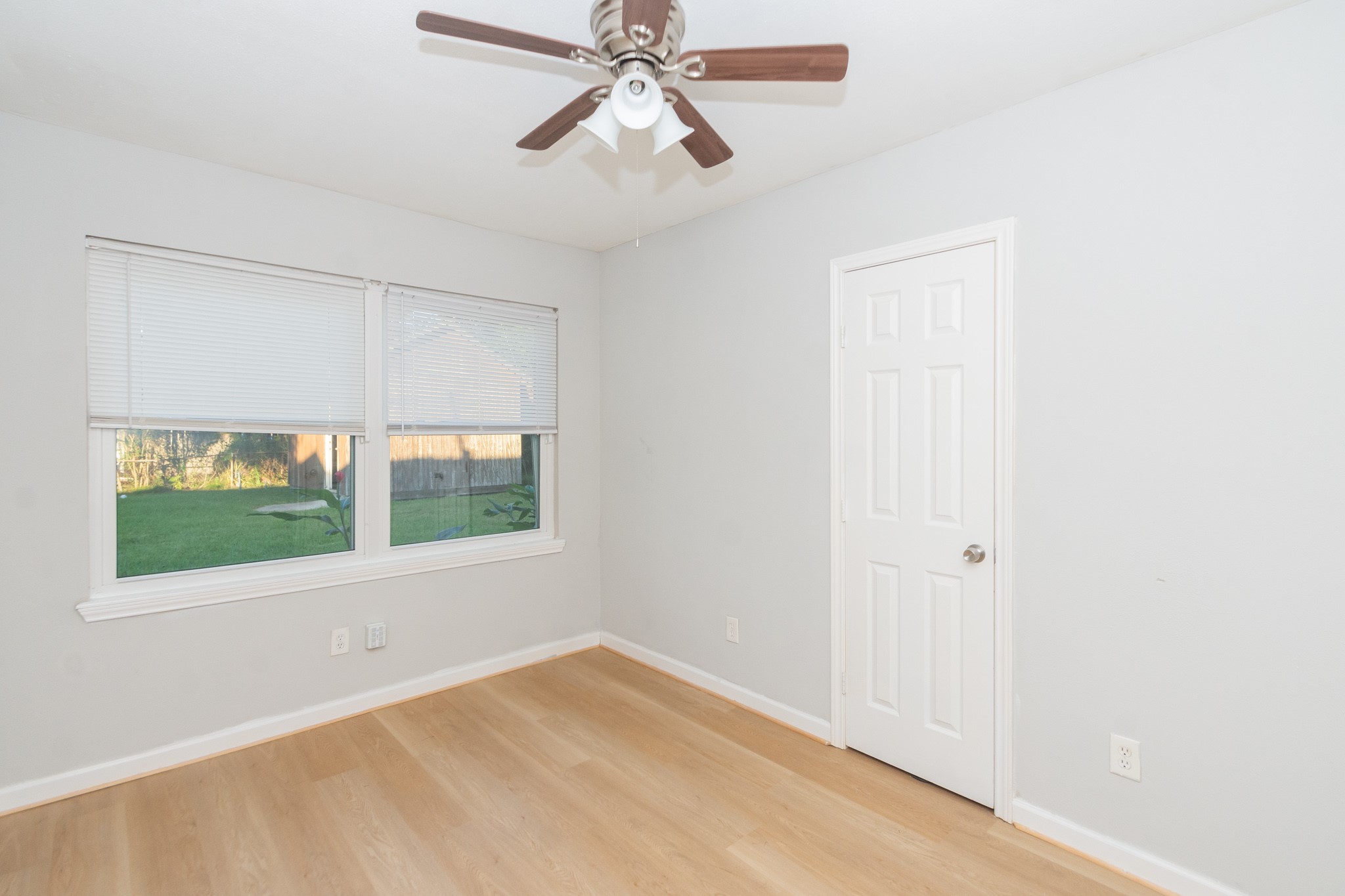 3707 Meadowlake Road Pasadena, TX 77503 - Photo 19 of 32 an empty room with windows and entrance