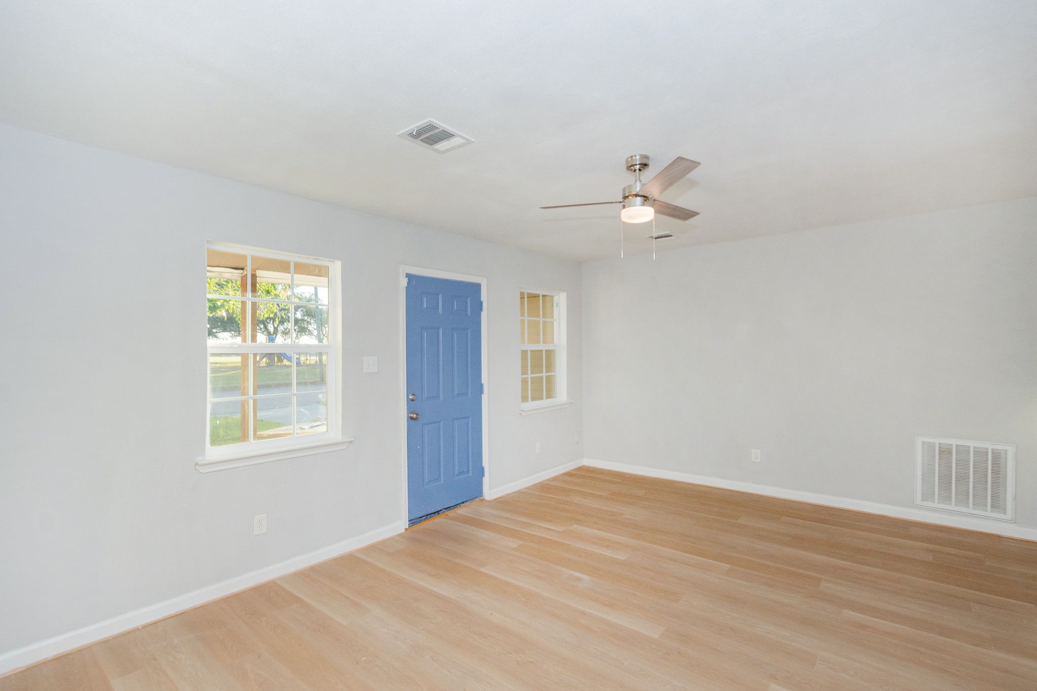3707 Meadowlake Road Pasadena, TX 77503 - Photo 5 of 32 a view of an empty room with a window