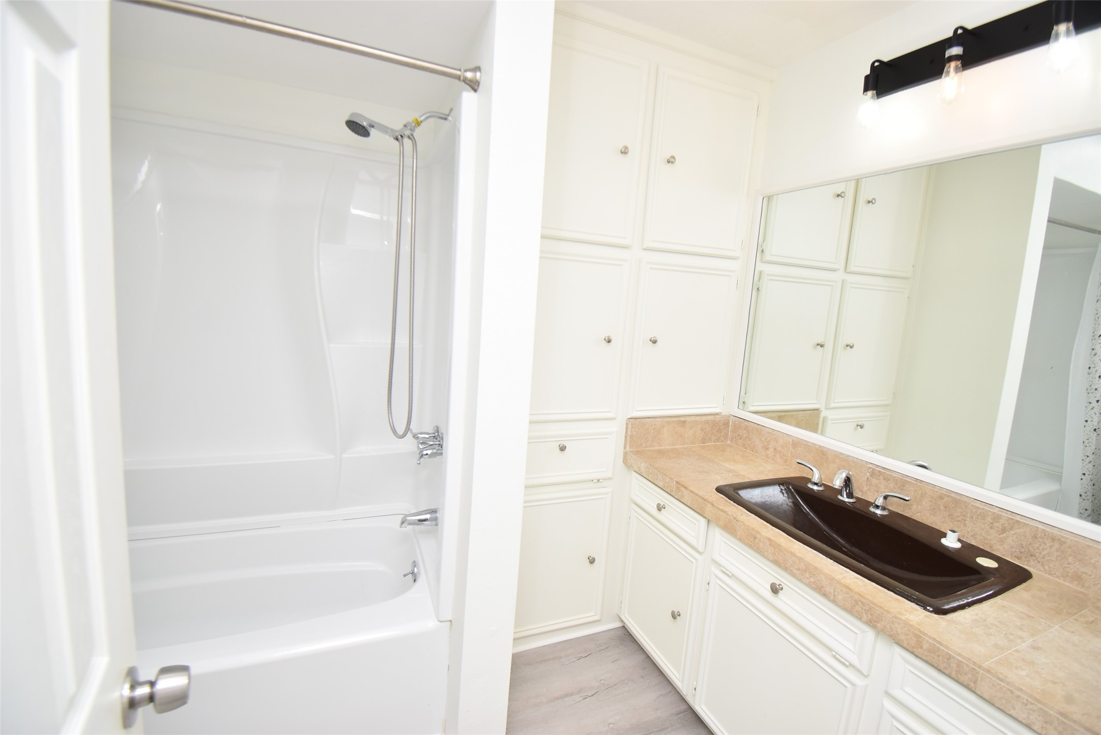 82 Harbor Lane Kemah, TX 77565 - Photo 14 of 33 a bathroom with a tub a sink and a shower