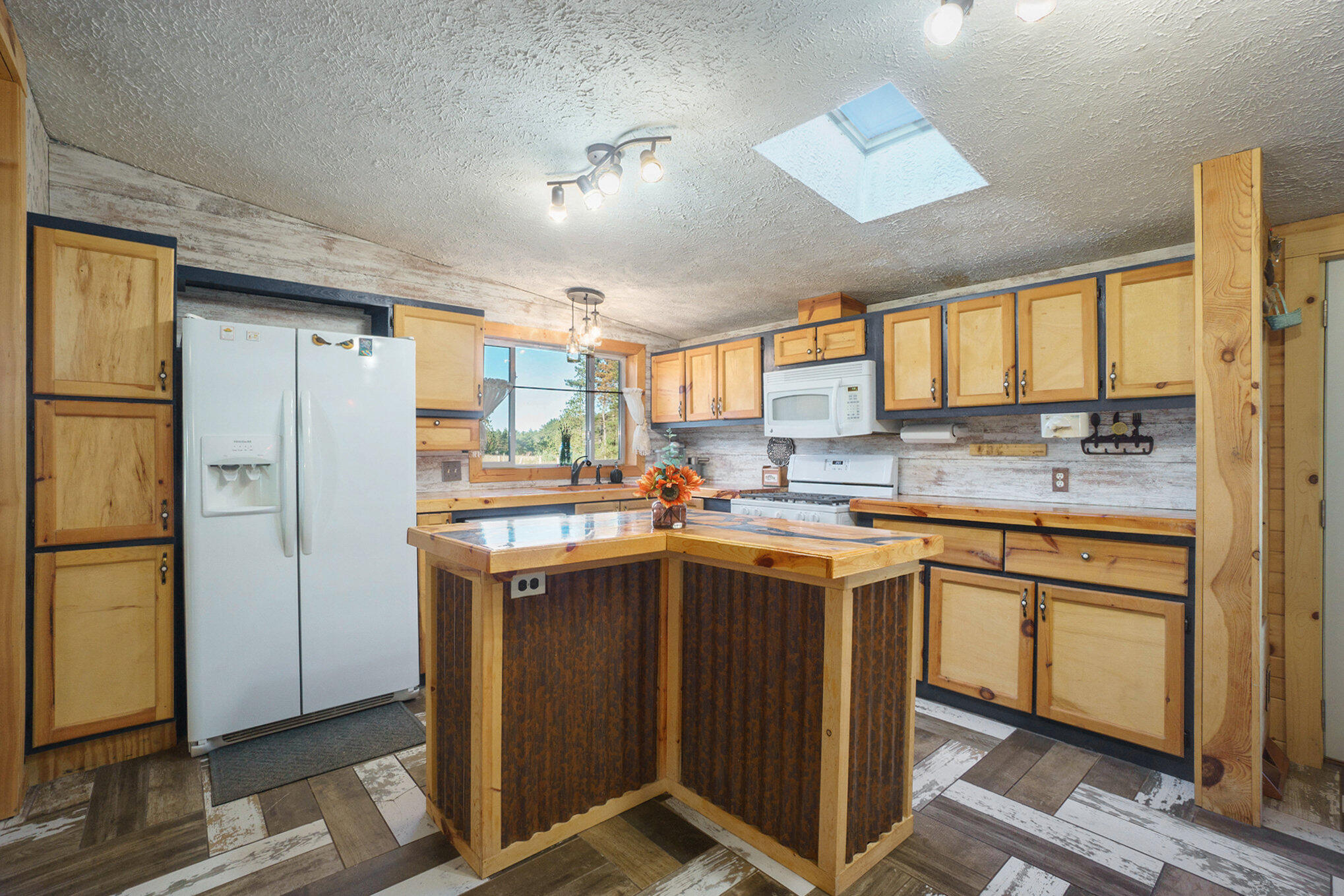 10225 Summit City Road Kingsley, MI 49649 - Photo 18 of 60 Custom built island