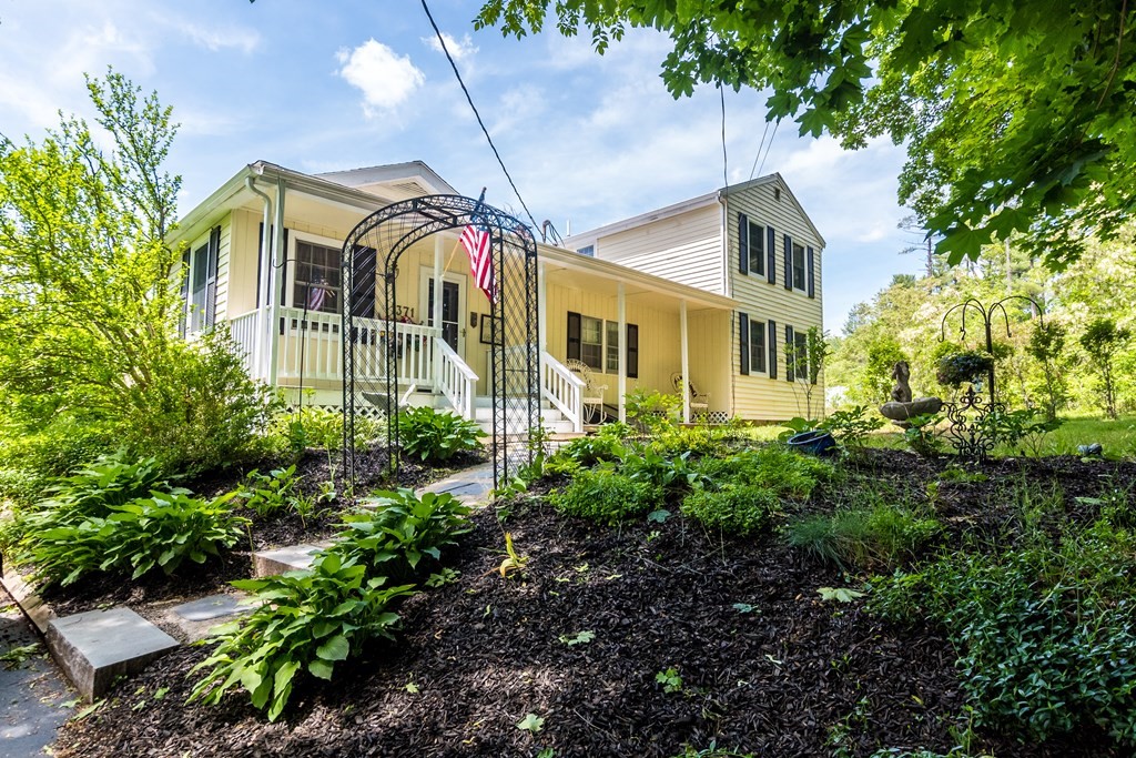 a view of a front of house with a yard
