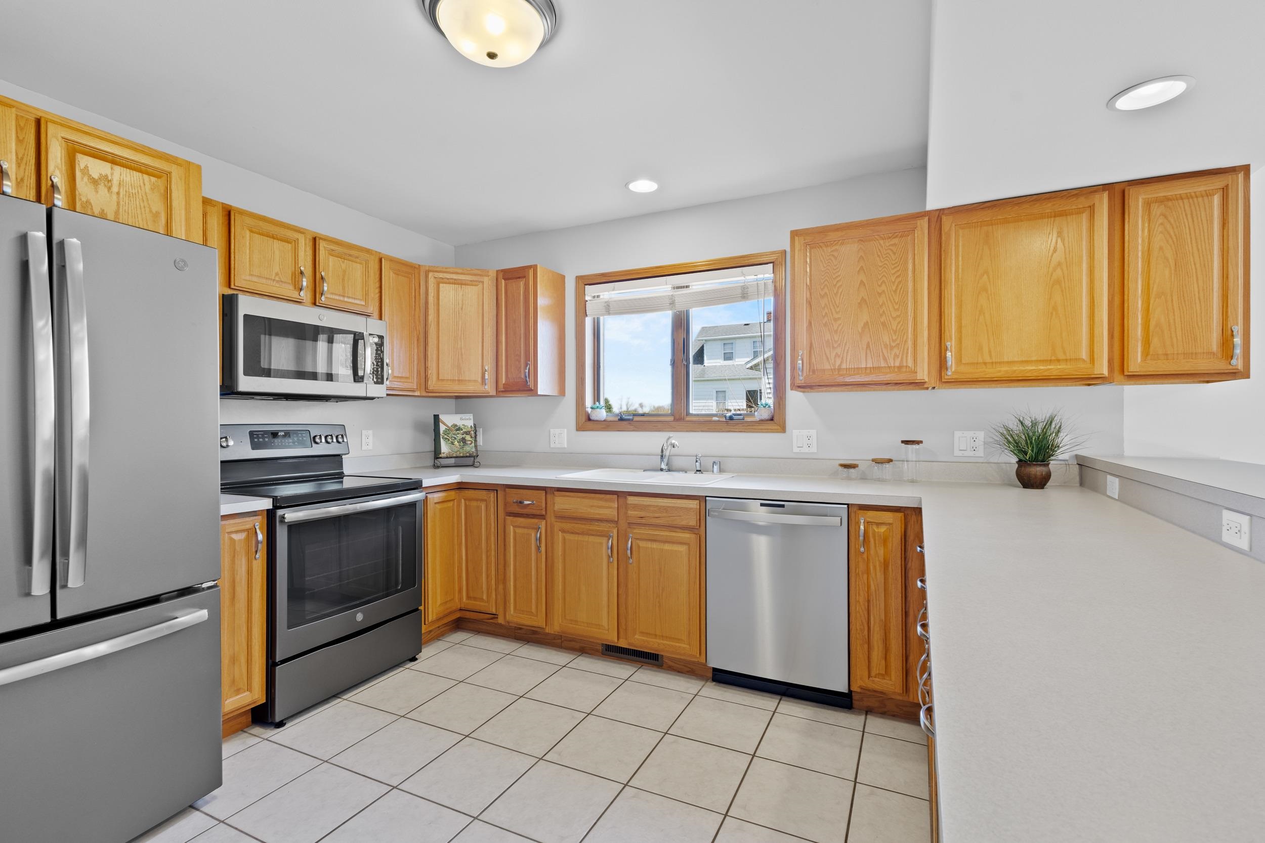 1014 South Perry Parkway Oregon, WI 53575 - Photo 3 of 30