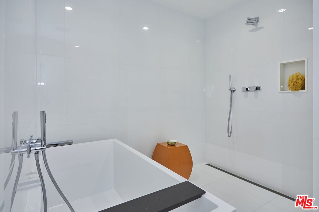 9428 Lloydcrest Drive Beverly Hills, CA 90210 - Photo 15 of 36 a view of bathroom