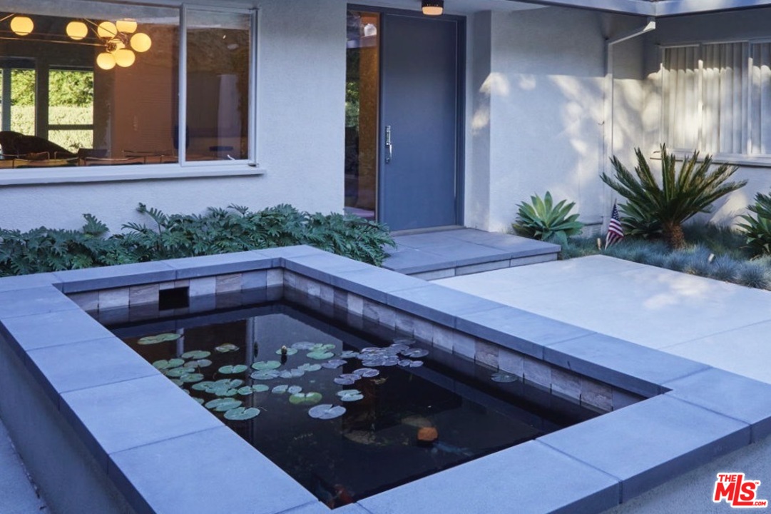 9428 Lloydcrest Drive Beverly Hills, CA 90210 - Photo 21 of 36 a view of a balcony with chairs