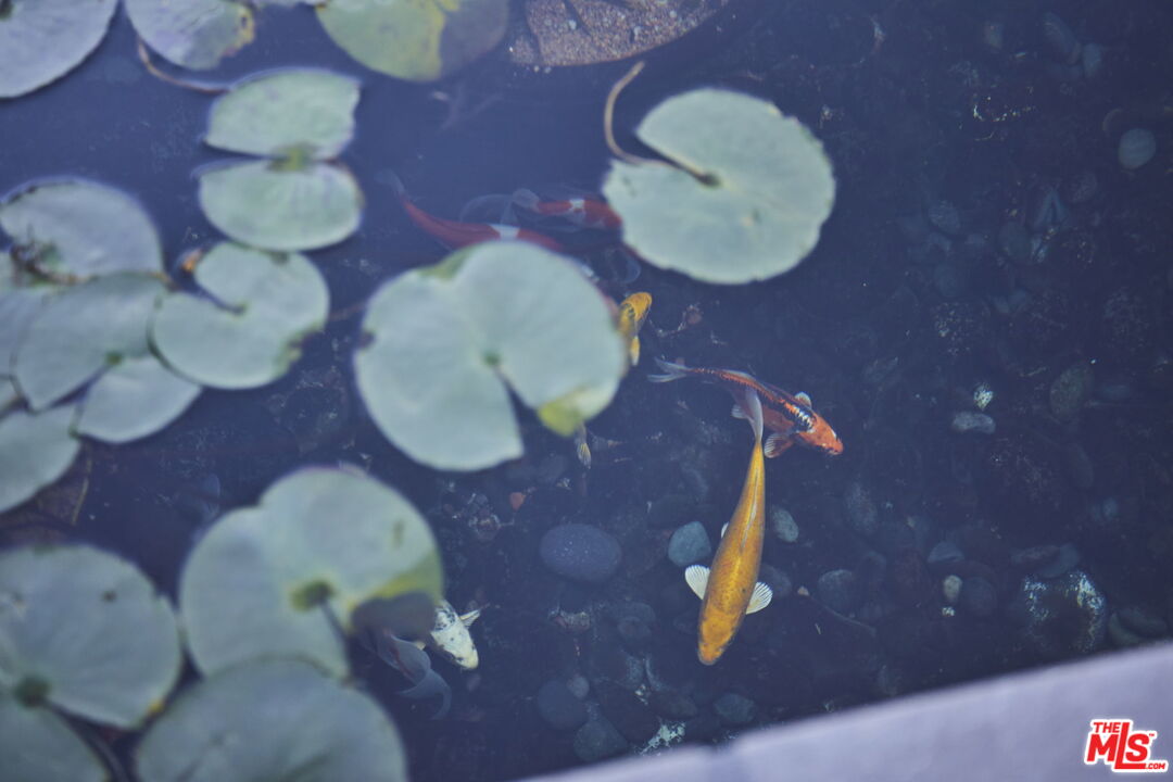 9428 Lloydcrest Drive Beverly Hills, CA 90210 - Photo 22 of 36 a bathroom with a bathtub and mirror