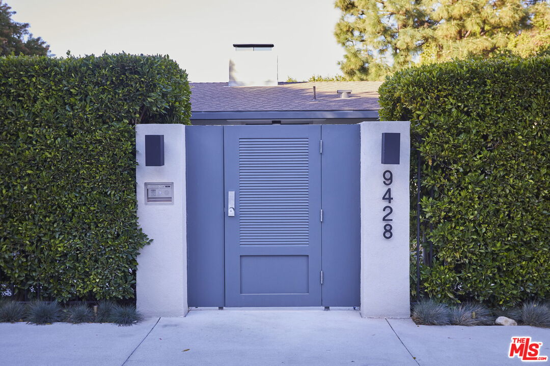 9428 Lloydcrest Drive Beverly Hills, CA 90210 - Photo 23 of 36 an outdoor view of house