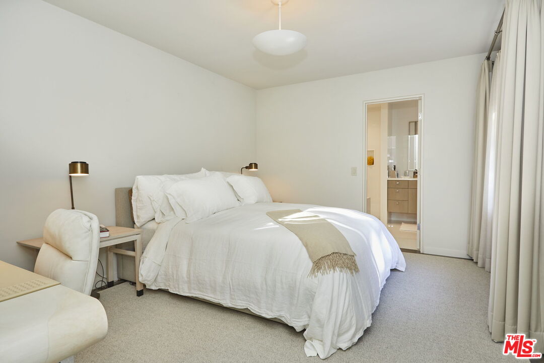 9428 Lloydcrest Drive Beverly Hills, CA 90210 - Photo 28 of 36