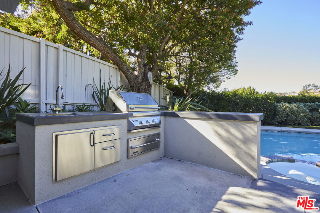 9428 Lloydcrest Drive Beverly Hills, CA 90210 - Photo 34 of 36 a view of outdoor kitchen and outdoor space