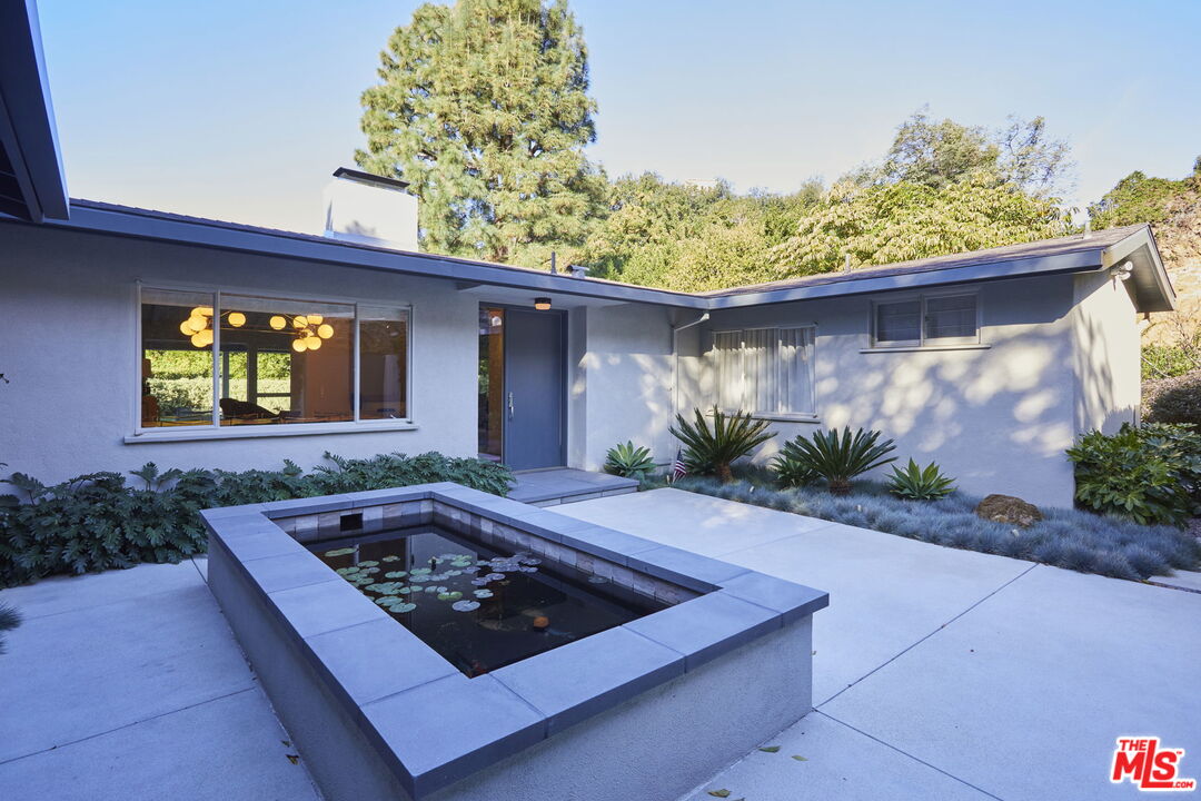 9428 Lloydcrest Drive Beverly Hills, CA 90210 - Photo 35 of 36 a view of a backyard with plants
