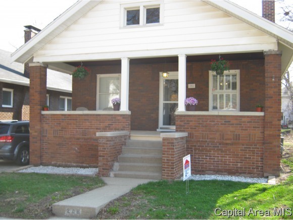 208 South English Avenue Springfield, IL 62704 - Photo 1 of 23 Gallery Image 1