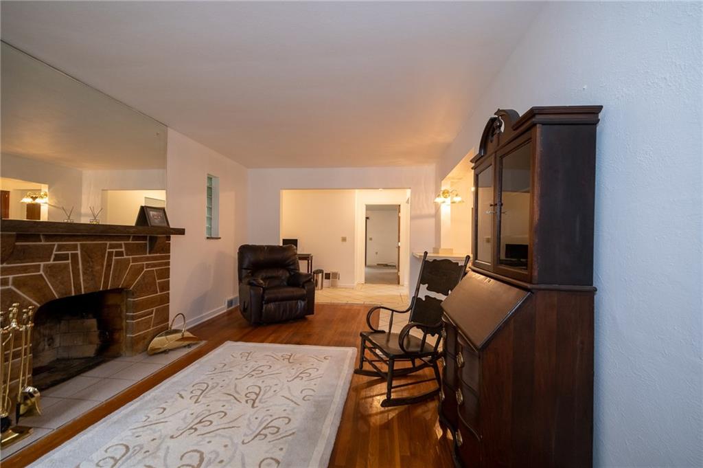 123 Oakridge Road Pittsburgh, PA 15237 - Photo 4 of 25 Gallery Image 4