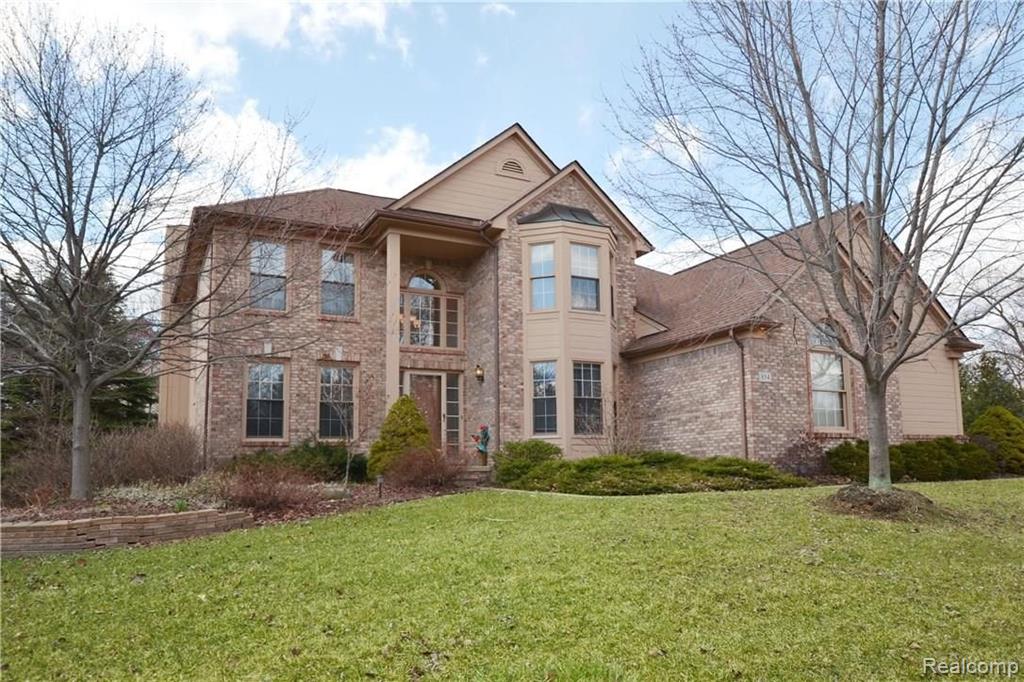 854 Dakota Rochester Hills, MI 48307 - Photo 1 of 32