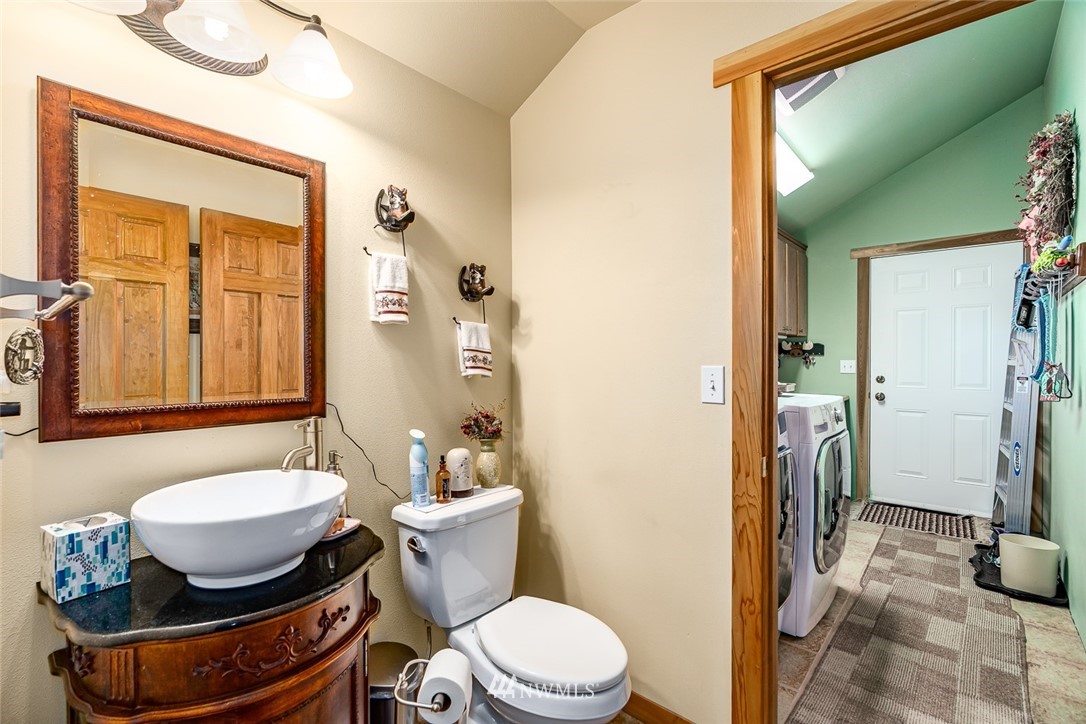 19922 South Smythe Road Spangle, WA 99031 - Photo 12 of 37 a bathroom with a toilet a sink and a mirror