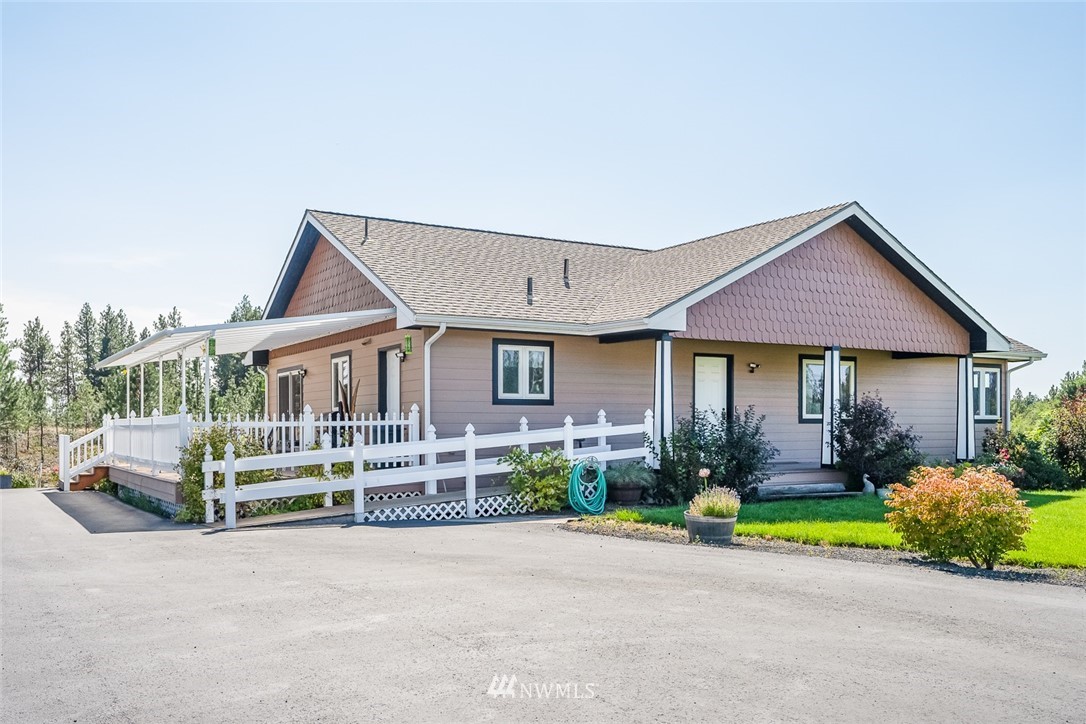 19922 South Smythe Road Spangle, WA 99031 - Photo 22 of 37 front view of a house with a yard