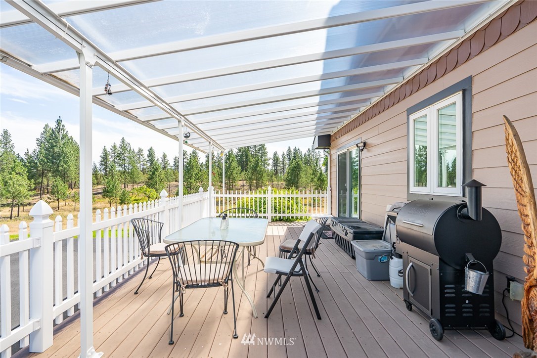 19922 South Smythe Road Spangle, WA 99031 - Photo 23 of 37 a view of a living room and balcony