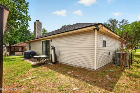 a view of a house with backyard