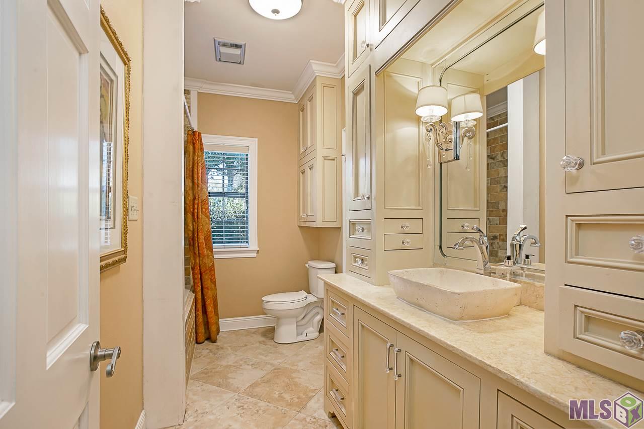 11529 Rue De Tonti Baton Rouge, LA 70810 - Photo 16 of 32 Secondary Bathroom