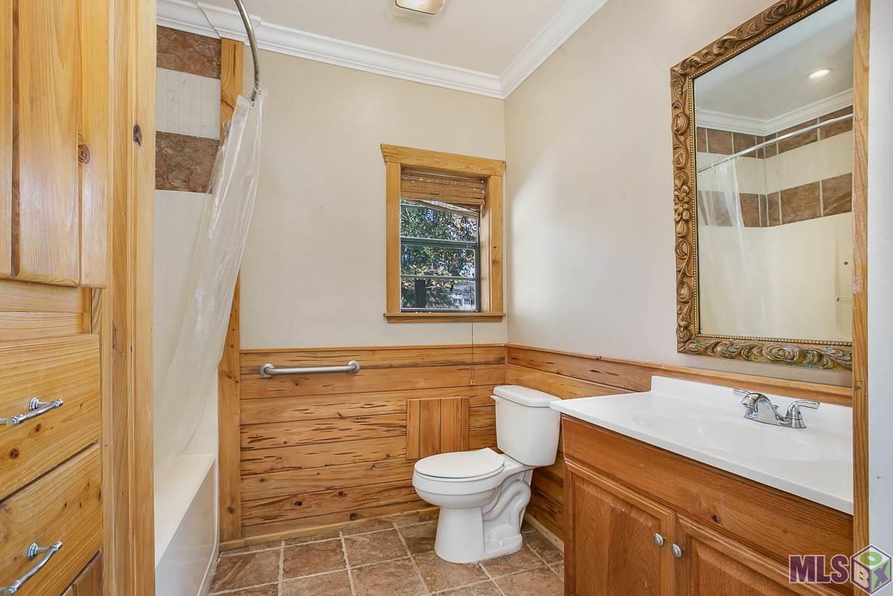11529 Rue De Tonti Baton Rouge, LA 70810 - Photo 29 of 32 Detached Garage Apartment Bathroom