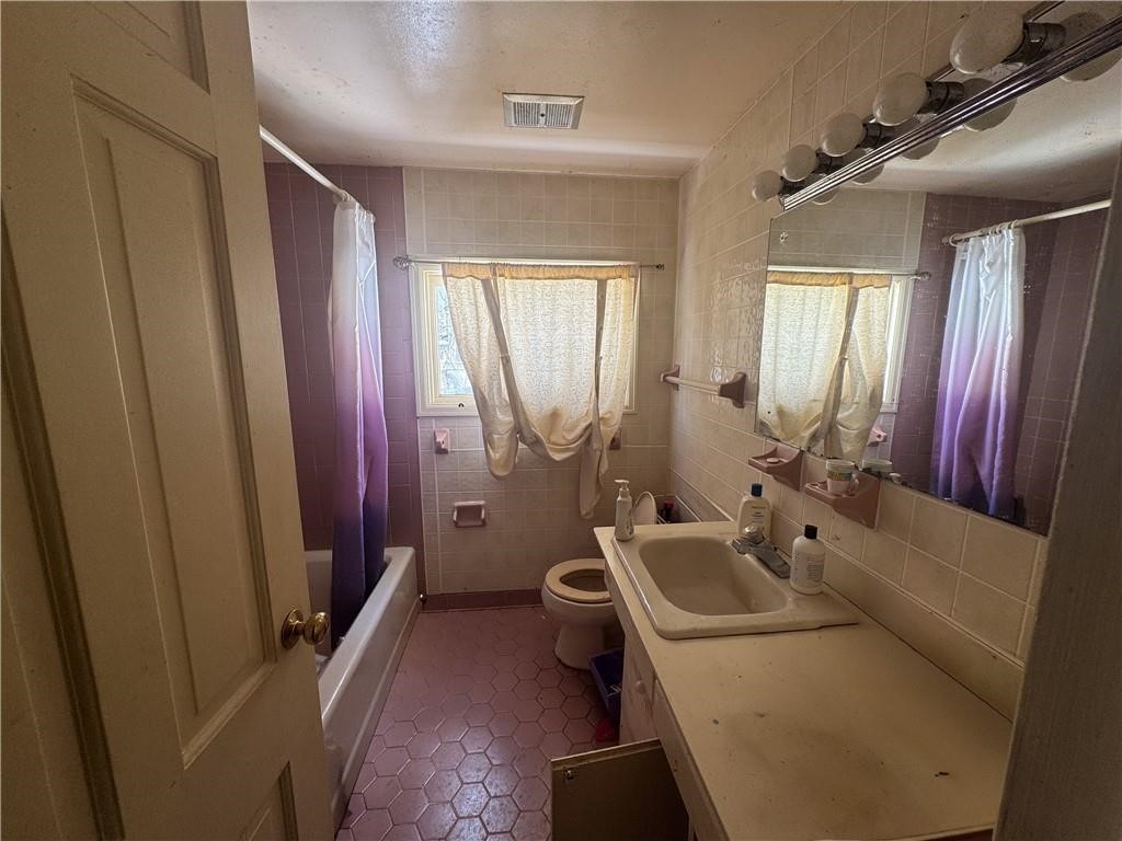 141 Ledgerock Lane Rochester, NY 14618 - Photo 18 of 19 Upper level Bath