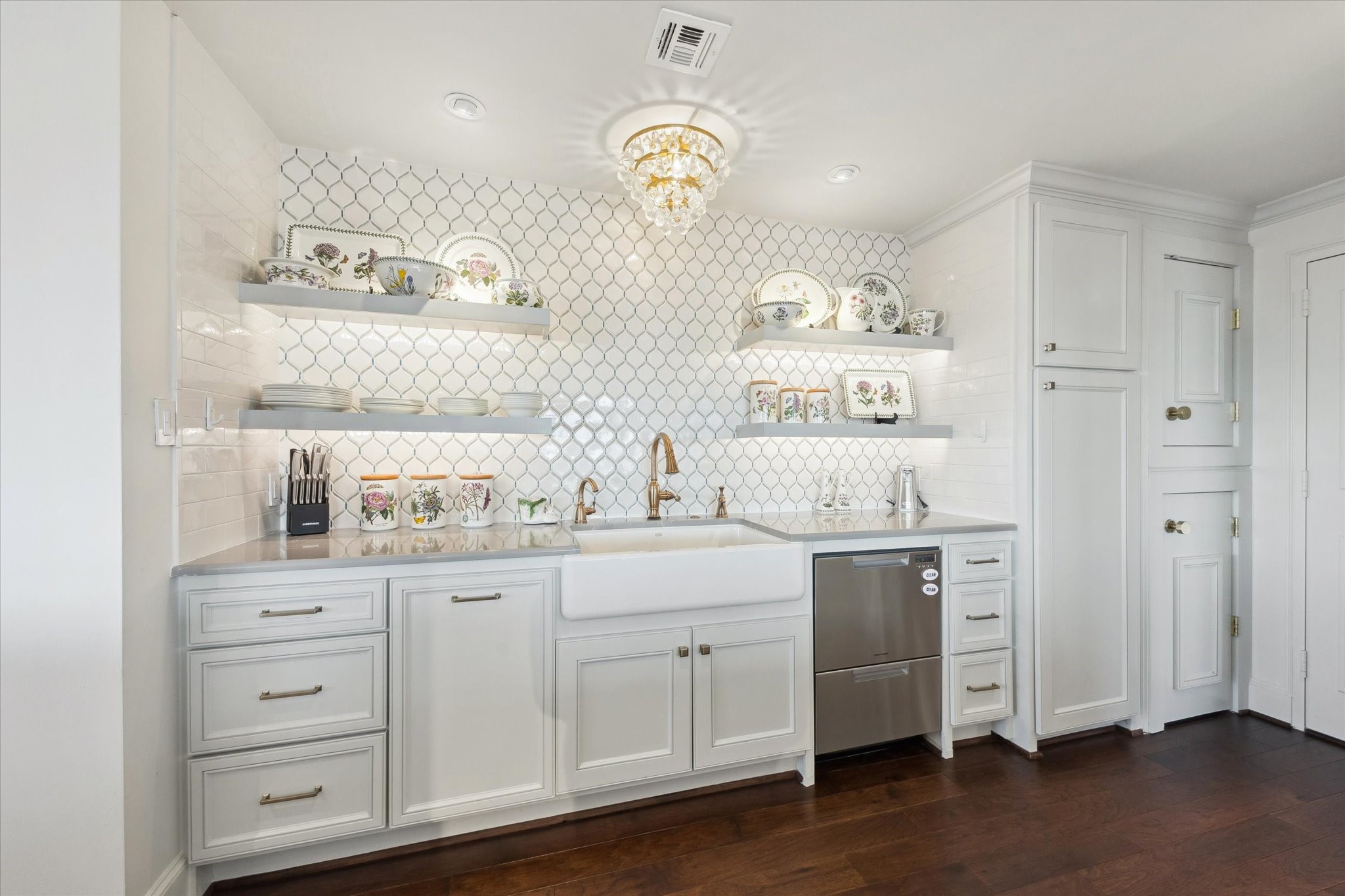 101 Westcott Street, Unit 1202 Houston, TX 77007 - Photo 14 of 40 Fabulous sink area. Lighting underneath shelves.