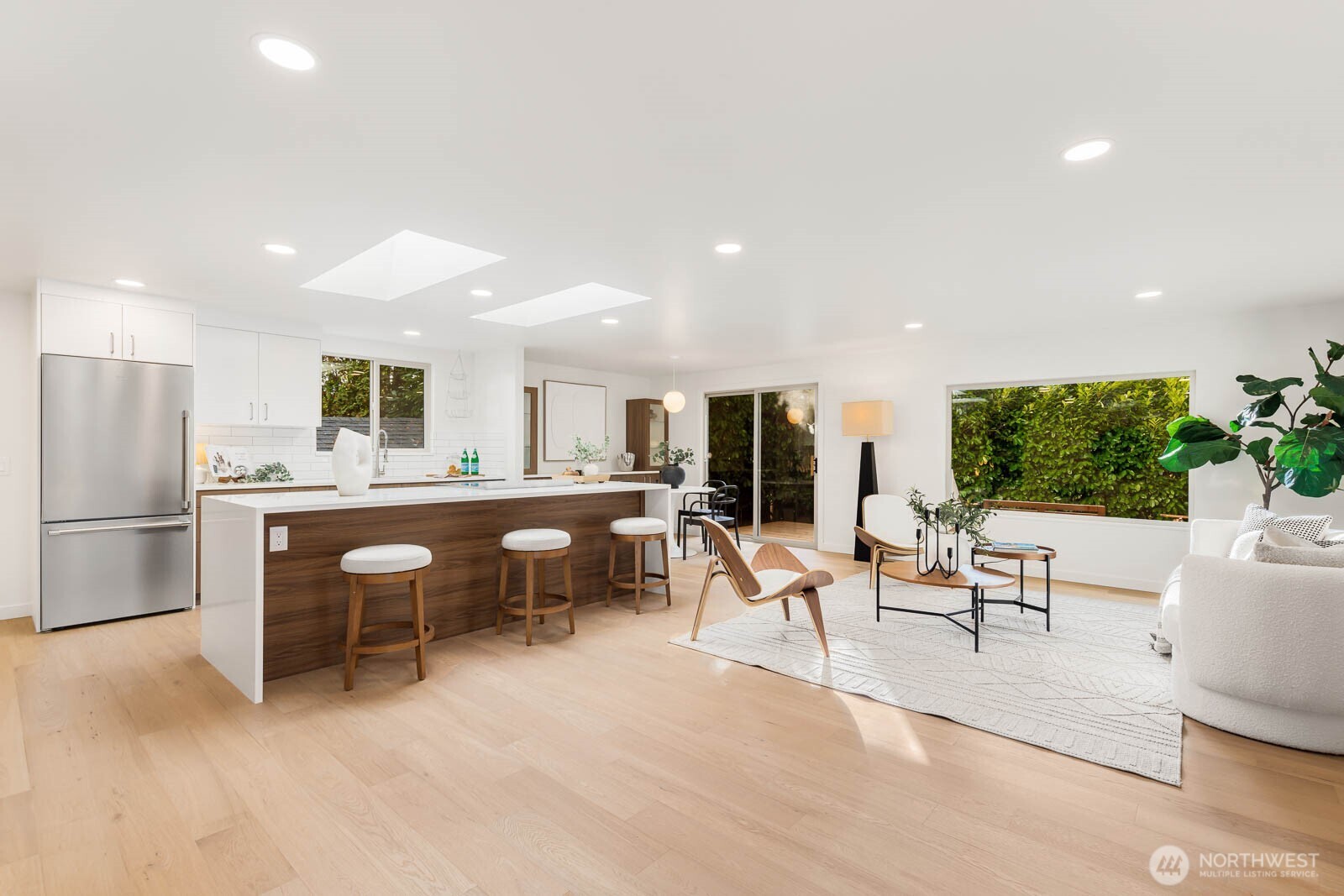 19425 Hollyhills Drive Northeast Bothell, WA 98011 - Photo 4 of 26 a large kitchen with a table and chairs