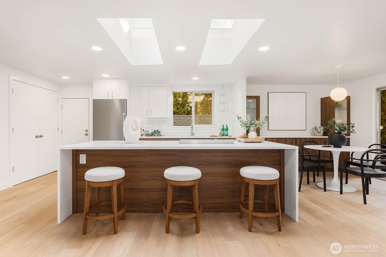 19425 Hollyhills Drive Northeast Bothell, WA 98011 - Photo 10 of 26 a kitchen with granite countertop a sink and white appliances