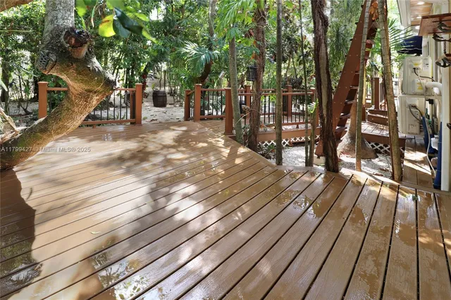 a view of a backyard