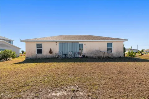 a view of a house with backyard and garden