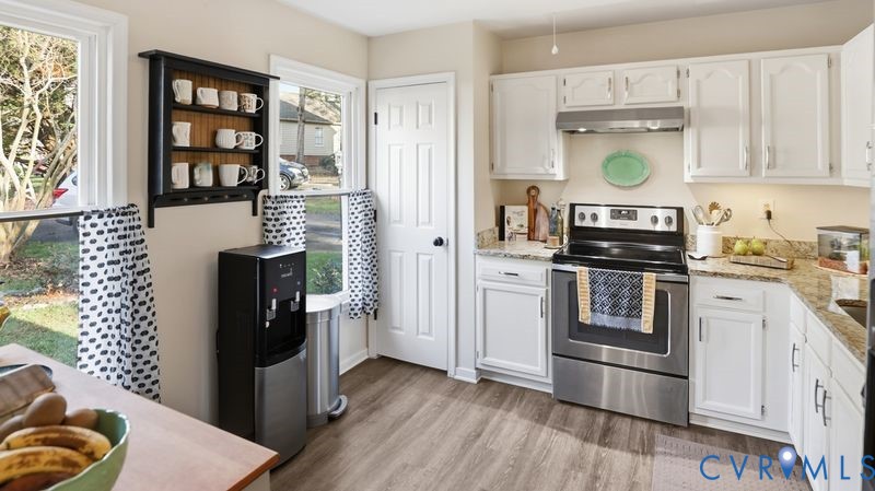 14607 Chatmoss Court Midlothian, VA 23112 - Photo 4 of 41 a kitchen with a refrigerator and a stove top oven