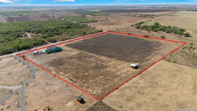 a view of a back yard of a building