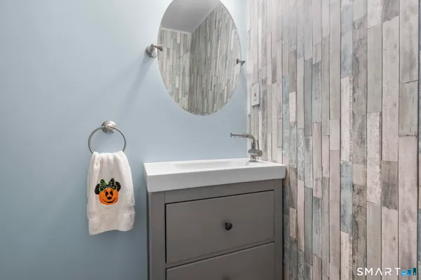 $975,000 | 30 Dee Lane, Stamford, CT 06902