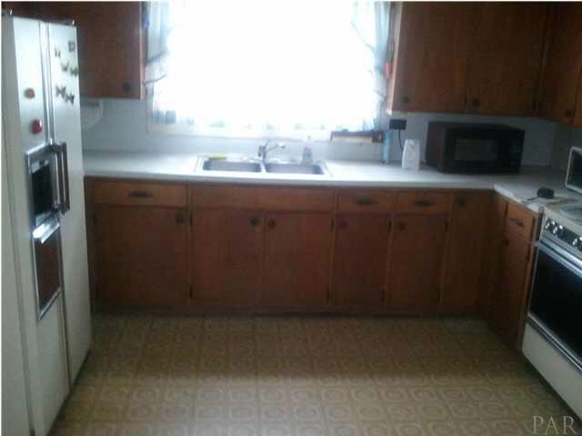121 Madrid Road Cantonment, FL 32533 - Photo 9 of 24
