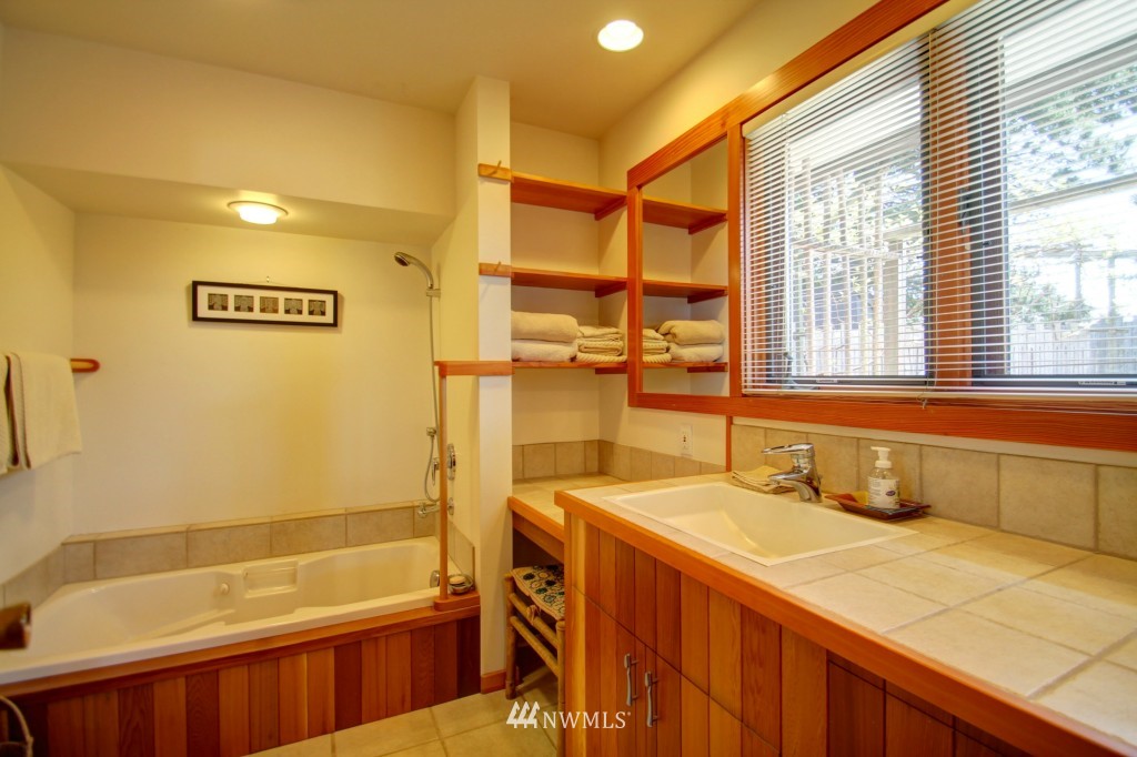 6338 West Shore Road Anacortes, WA 98221 - Photo 16 of 25 Gallery Image 16