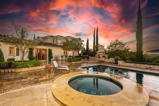 a view of entryway and hall