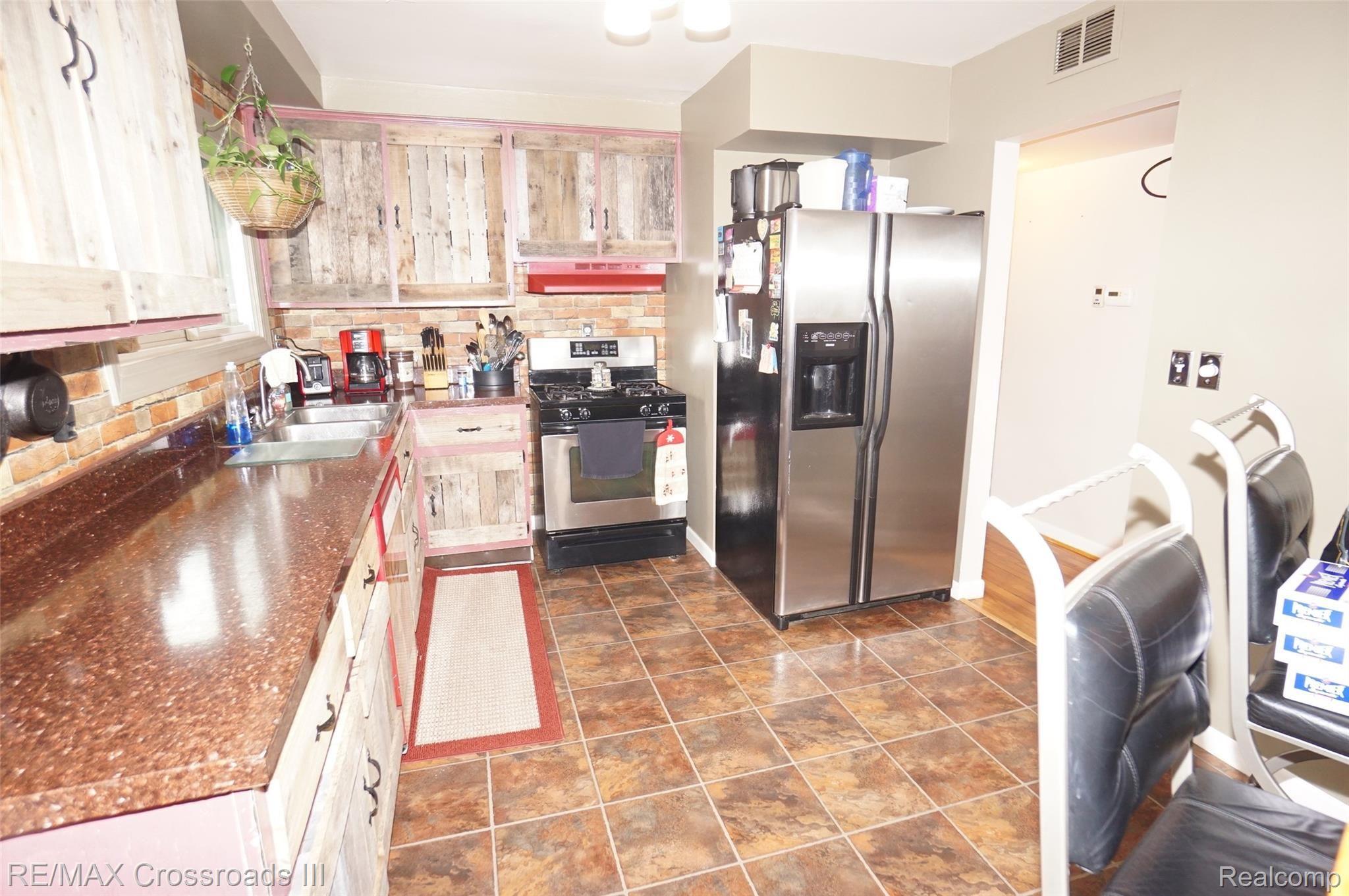 43751 Burtrig Road Belleville, MI 48111 - Photo 8 of 20 DSC03161.JPG