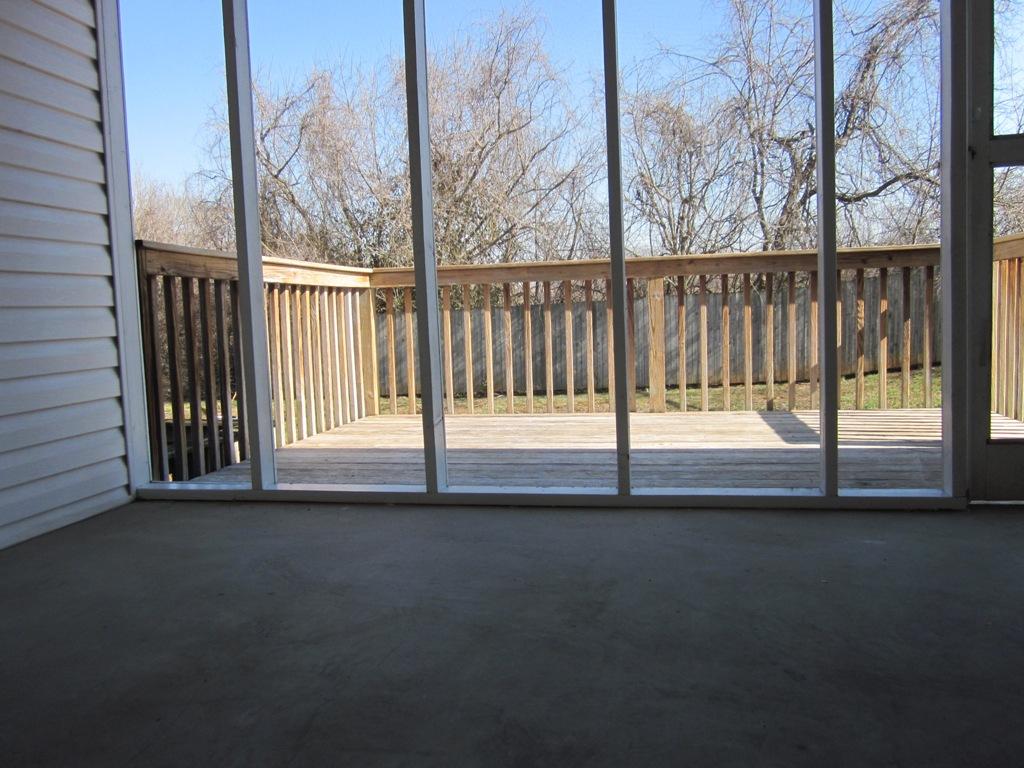 946 Spring Park Road Knoxville, TN 37914 - Photo 12 of 16 12. Screened in porch & deck