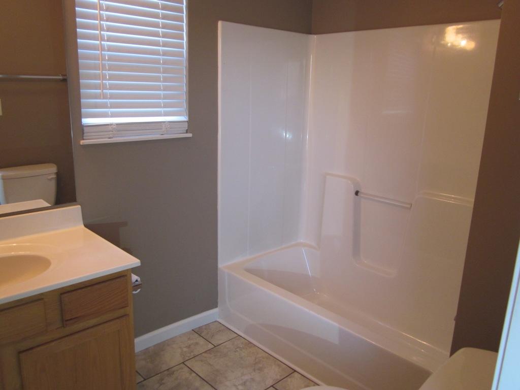 946 Spring Park Road Knoxville, TN 37914 - Photo 8 of 16 8. Mstr Bath