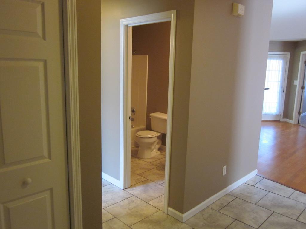 946 Spring Park Road Knoxville, TN 37914 - Photo 10 of 16 10. Guest Bathroom