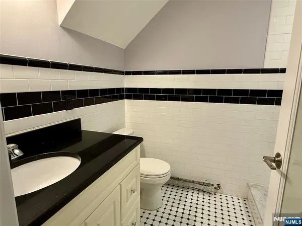 $3,200 | 59 Laurel Avenue, Unit RIGHT SIDE, Kearny, NJ 07032