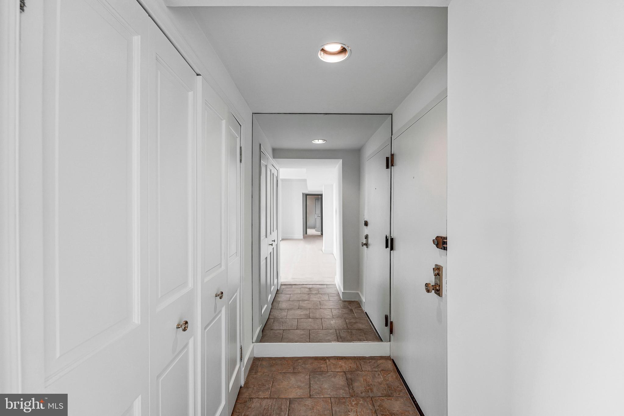 2127 California Street Northwest, Unit 704 Washington, DC 20008 - Photo 5 of 27 Hallway