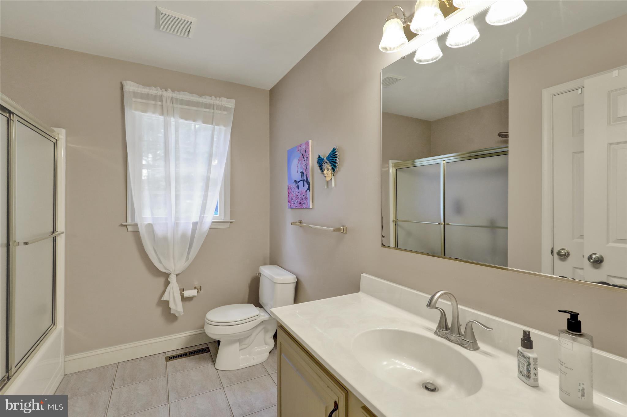 713 Old Fritztown Road Reading, PA 19608 - Photo 24 of 45 Second level hall bath