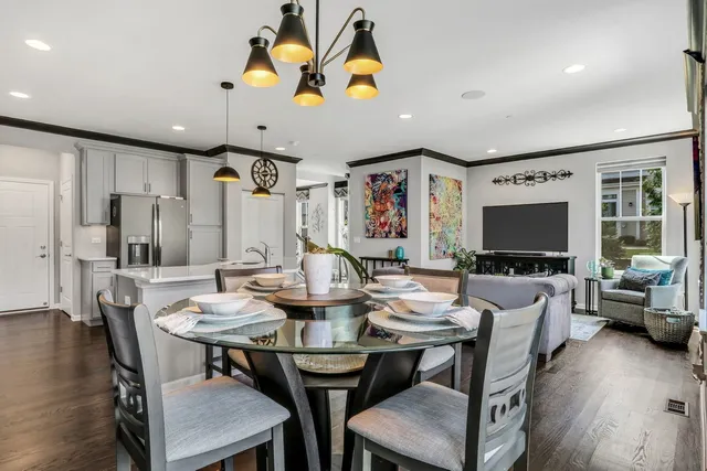 $3,950 | 3227 North Heritage Lane, Arlington Heights, IL 60004