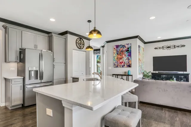 $3,950 | 3227 North Heritage Lane, Arlington Heights, IL 60004