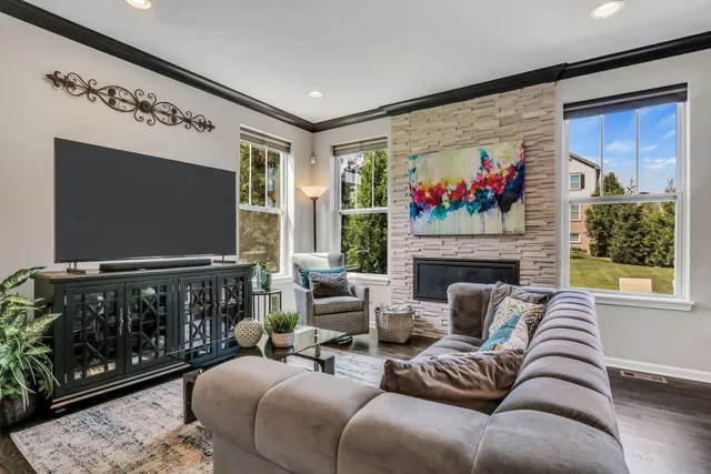 $3,950 | 3227 North Heritage Lane, Arlington Heights, IL 60004