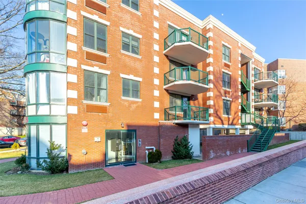 $4,600 | 55 South Middle Neck Road, Unit 4C, Great Neck, NY 11021