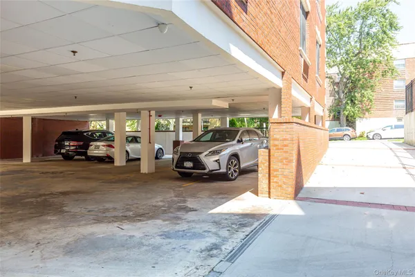 $4,600 | 55 South Middle Neck Road, Unit 4C, Great Neck, NY 11021