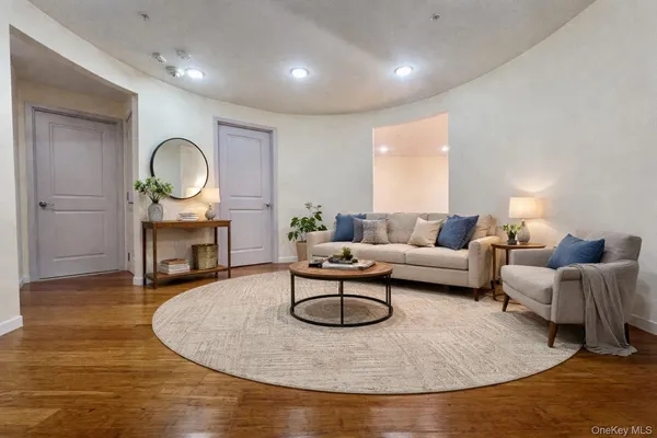 $4,600 | 55 South Middle Neck Road, Unit 4C, Great Neck, NY 11021